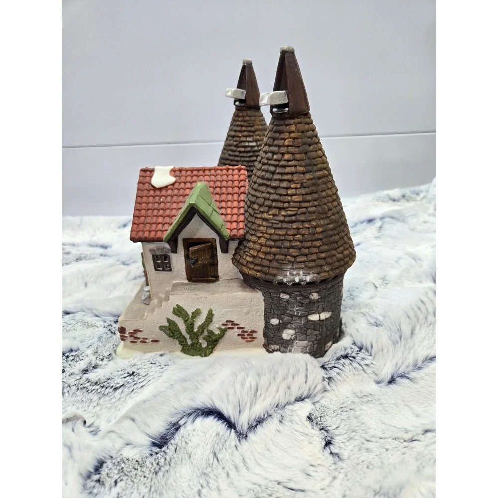 Dickens Village Series Bishops Oast House Department 56 1990